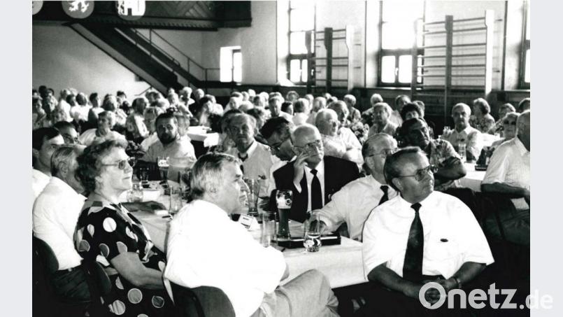 Beim Treffen 1994 füllten die Besucher des Chodauer Heimattags in der Patenstadt Waldsassen noch die Städtische Turnhalle. Vorne rechts am Tischende der damalige Bürgermeister Hans Schraml. Bild: Archiv