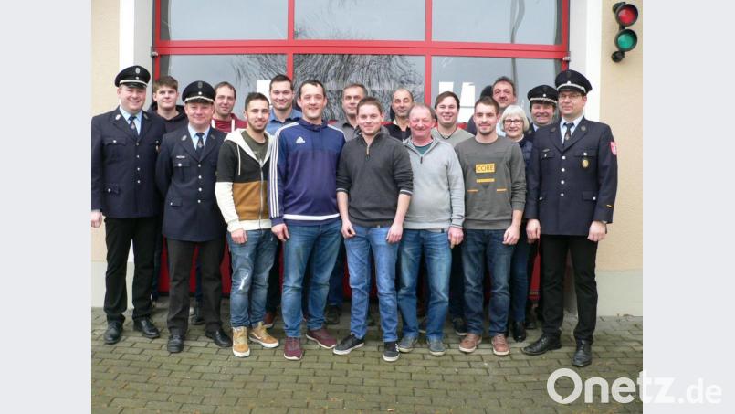 An der Spitze des Führungsgremiums der Feuerwehr Wildeppenried stehen erster Vorsitzender Josef Bayer (Dritter von links) und sein Stellvertreter Josef Hauer (Sechster von links). Zur Neuwahl gratulierte Zweite Bürgermeisterin Christa Zapf (Dritte von rechts). Bild: nid