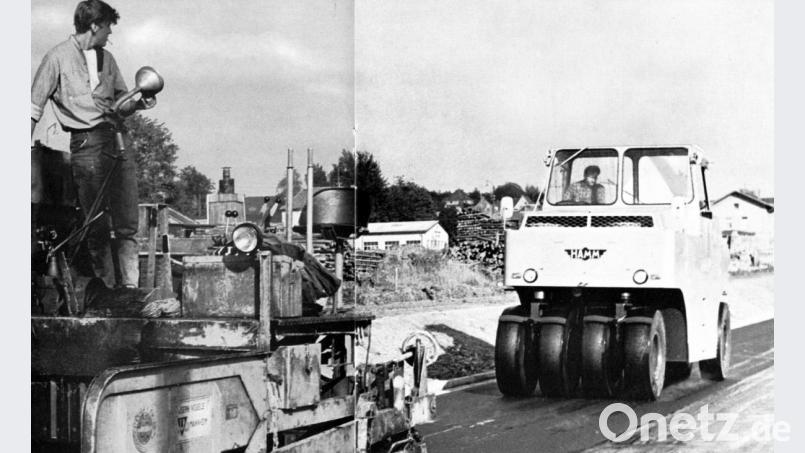 Ein Bild aus vergangenen Tagen zeigt eine Gummiradwalze GRW 20 von Hamm sowie einen Fertiger von Vögele beim Bau der Falkenberger Straße. Bild: ws