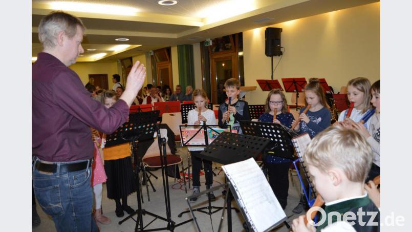 Auch der Nachwuchs trat beim Jahresauftakt der Blaskapelle Kunschir vor das Publikum. &quot;Zirkus Fanfare&quot; mit einem Eröffnungslied brachten die Blockflöten-Schüler der Frühförderung unter Jürgen Lößl (links) zu Gehör. Bild: bej