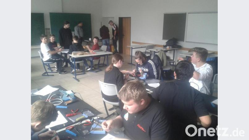 Wer braucht für Noten schon Lehrer? Die Realschüler können sie mit ihren selbstgebauten Geräten jetzt selbst auswürfeln. Bild: FOS/BOS Marktredwitz/exb