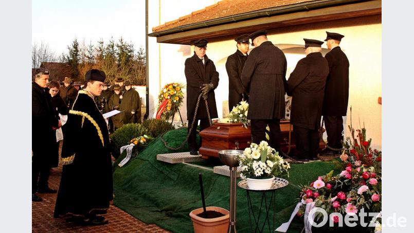 Viele Wegbegleiter verabschieden sich am offenen Grab von Paul Wutz. Bild: R. Kreuzer