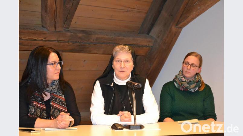 Rektorin Kerstin Reiter, Äbtissin Laetitia Fech und Johanna Härtl, die Leiterin der Umweltstation, bei der Präsentation des Projekts &quot;Perlentaucher 2.0&quot;. Bild: pz