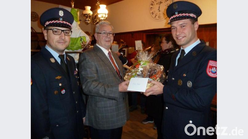 Die Feuerwehr gehört zu den Lebensinhalten von Karl Beer (Mitte). Die beiden Vorsitzenden Bernhard Blüml (links) und Thomas Prey (rechts) gratulierten ihm zum 70. Geburtstag, während die Feuerwehrkapelle im Hintergrund gerade ein Ständchen spielte. Bild: Wilhelm Amann