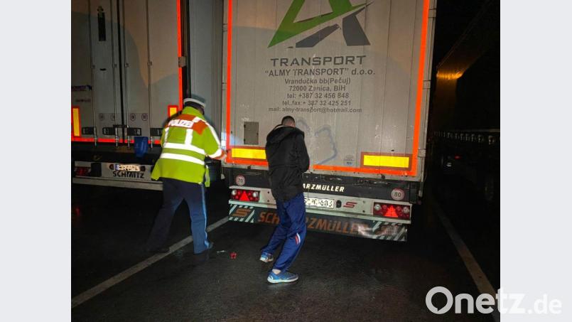 Aus diesem Lkw befreite die Polizei am Mittwochabend fünf geflüchtete Männer bei Parsberg (Kreis Neumarkt). Bild: Alexander Auer