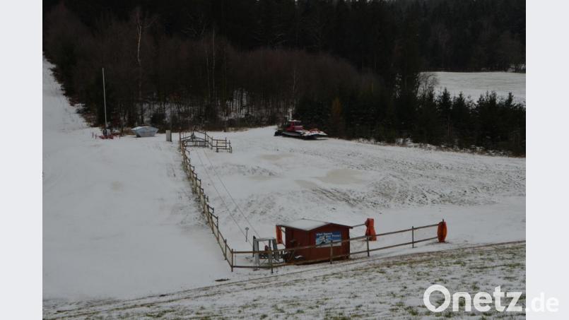 Nicht einmal der Kinderskilift im Ski- und Snowboardzentrum Fahrenberg, den der TSV Pleystein betreibt, geht in Betrieb. Die Schneeauflage reicht einfach nicht aus. Bild: dob
