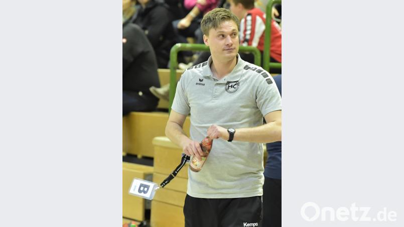 Martin Feldbauer hat's nicht leicht bei den Sulzbacher Handballerinnen, denn jetzt kommt der Titelfavorit in die Krötenseehalle. Bild: Ziegler