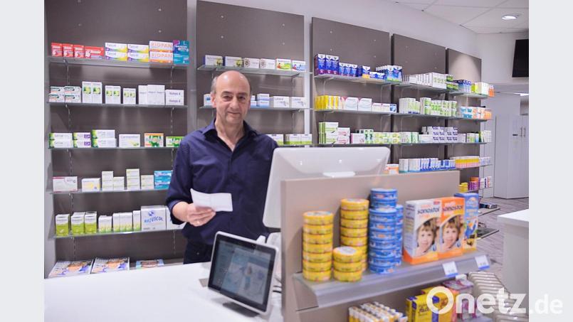 Wenn andere nachts schlafen, geht es bei ihm erst richtig los: Viktor Hammer öffnet regelmäßig den Nachtschalter seiner Apotheke. Bild: dey