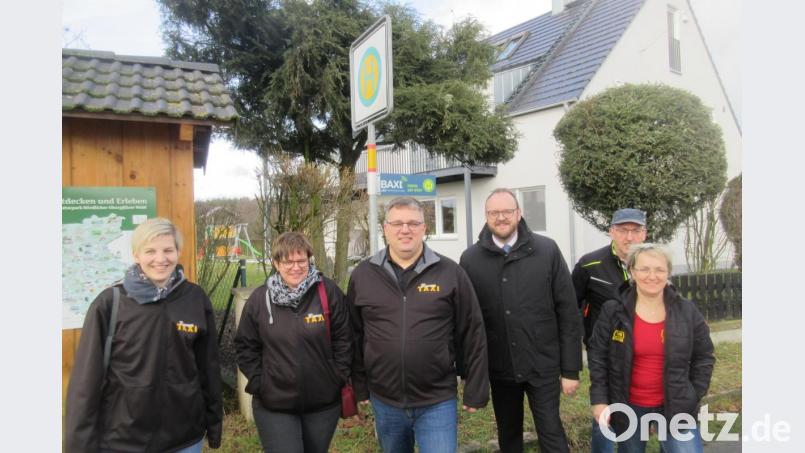 Landrat Andreas Meier (Dritter von rechts) und Taxi-Unternehmer gehen das Projekt Baxi gemeinsam an. Bild: ui