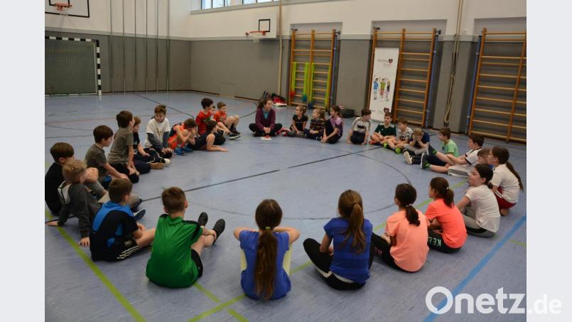Workshopleiterin Melanie Schrenk (Mitte) bei der theoretischen Einweisung der Dritt- und Viertklässler der Konnersreuther Grundschule. Bild: jr