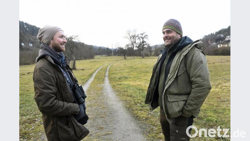 Jonas Nelhiebel (links) und Christian Rudolf gewährten bei einer zweistündigen Wanderungen einen Einblick in ihre Arbeit als Naturpark-Ranger. Bild: Petra Hartl
