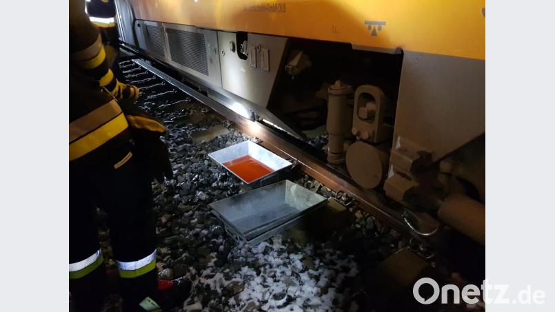 Durch die Beschädigung eines Motors liefen auch Flüssigkeiten aus. Bild: Feuerwehr Wiesau/exb