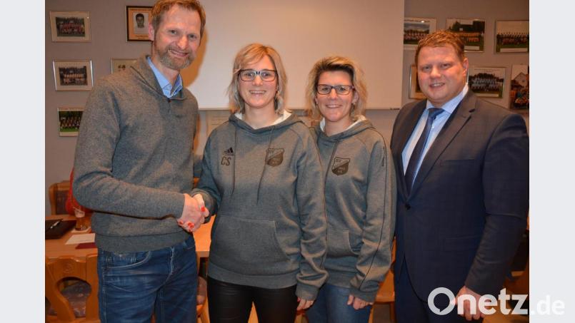 Christine Stadlbauer (Zweite von links), hier im Bild mit ihrer Torhüterin Christin Liebscher, ist neue Spartenleiterin der Abteilung Damenfußball beim SV Steinmühle. Dazu gratulierten SV-Vorsitzender Stephan Andörfer (links) und Zweiter Bürgermeister Stefan Grillmeier. Bild: jr