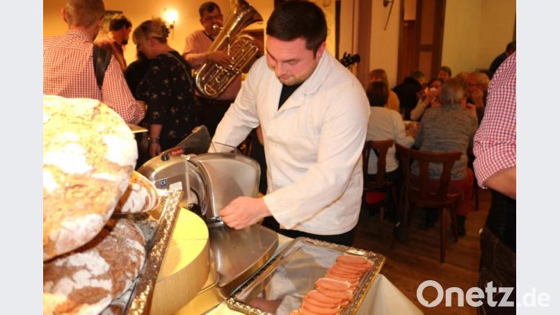 Passend zum Motto gibt es frischen Schinken und Brot. Bild: lrh