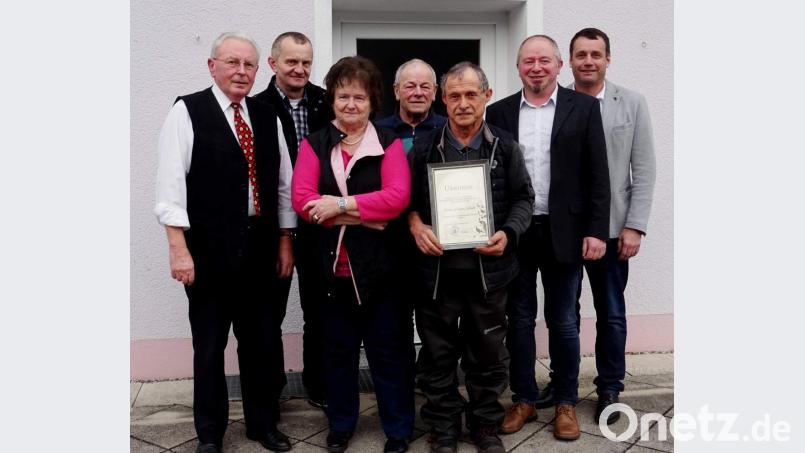 Die Geflügelzüchter ehren verdiente Mitglieder (von links): Max Heindl, Zweiter Vorsitzender Anton Luber, Inge Kral, Erwin Singer, Johann Schuh, Vorsitzender Gerhard Heindl und Zweiter Bürgermeister Uwe Bergmann. Bild: u