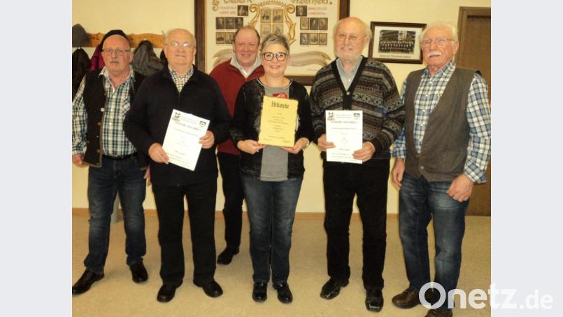 Vorsitzender Siegmund Kochherr (rechts), Stellvertreter Helmut Ziegler (links) und Chorleiter Michael Koch (Mitte) gratulierten den Geehrten. Bild: ksi