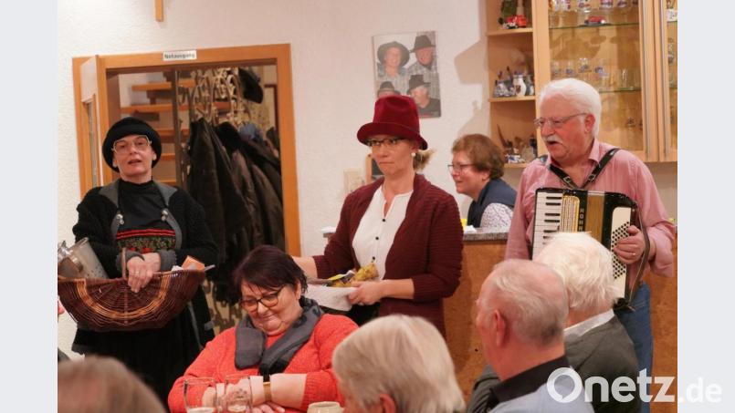 Die beiden Krenweiber Andrea Götz und Steffi Daubenmerkl (von links) sowie HAK-Vorsitzender Georg Schmidbauer sorgen für Stimmung. Bild: fvo