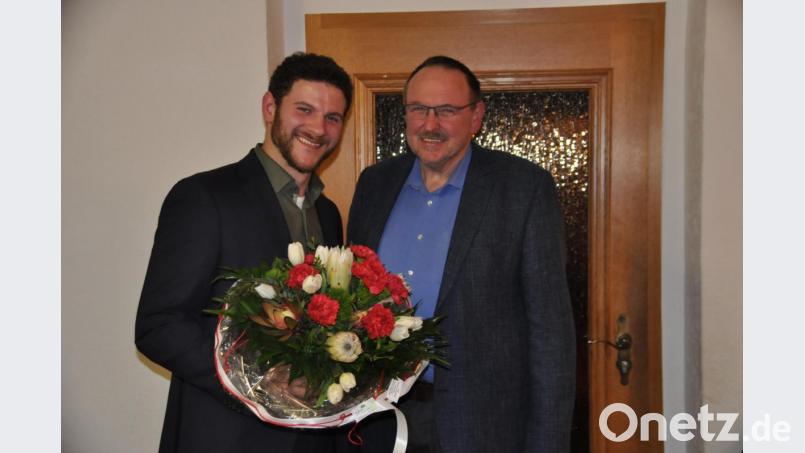 Ortsvorsitzender Rudi Heier (rechts) dankte SPD-Landratskandidat Jan-Michael Fischer mit einen Blumenstrauß für seinen Vortrag. Bild: ak