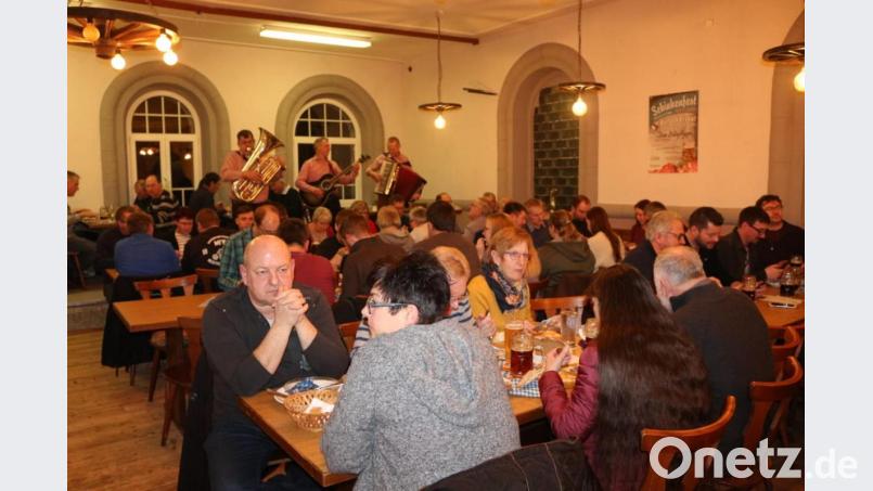 Viele Gäste lockt das Schinkenfest ins Gasthaus Burucker. Bild: lrh