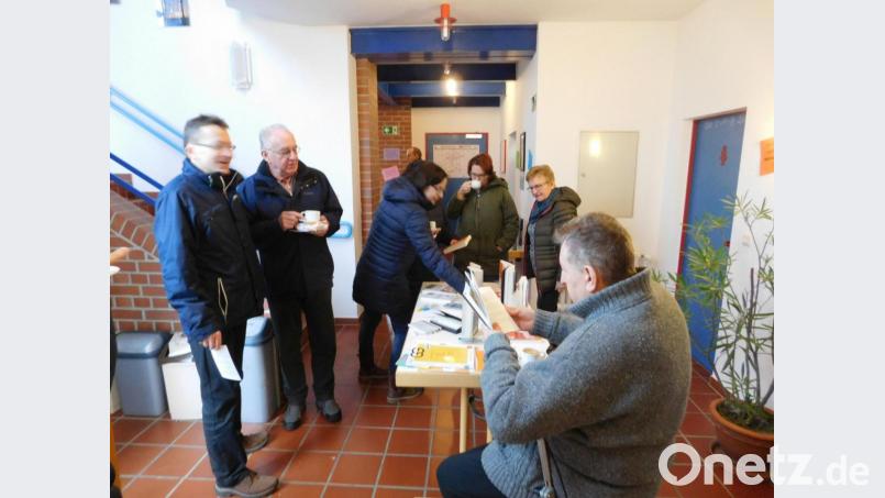 Schmökern und Austausch an den Ausstellungstischen! Bei einer Tasse Tee oder Kaffee vertieften sich die zahlreichen Besucher ins Thema „Demokratie lesen!“ Bild: phfz