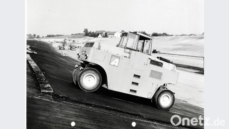 Die außergewöhnliche Technik der Gummiradwalze der Firma Hamm sorgte für einen Verkaufsschlager. So war die Maschine auch mit einer Niveauregulierung ausgestattet, durch die der Korpus angehoben werden konnte. Dadurch gelang der GRW auch die Fahrt auf ungewöhnlichen Abschnitten, etwa der Böschung des Donau-Main-Kanals mit 33 Prozent Steigung. Die Hydraulik hob die Maschine auf einer Seite an und erreichte so auch eine bessere Verteilung des Drucks auf dem Untergrund. Das Bild entstand beim Bau im Mai 1970. Bild: ws