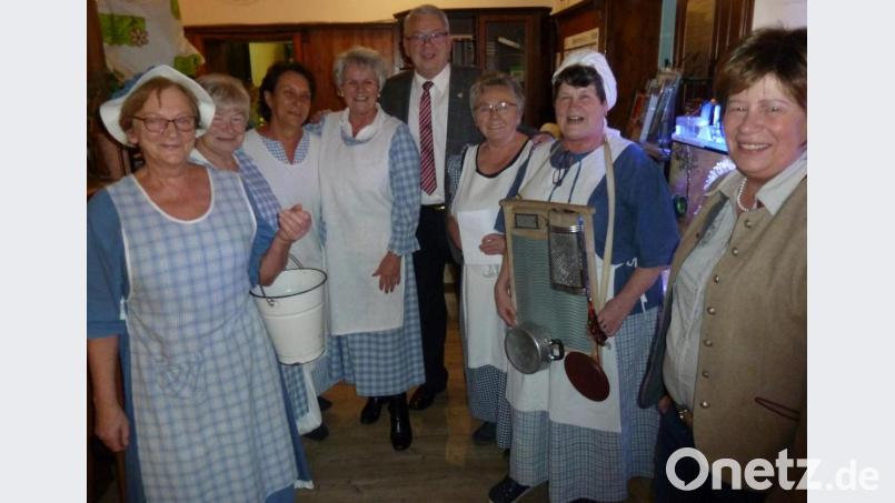 Überraschungsbesuch: Die „Diendorfer Waschfrauen“ machten dem Mittelalter-Markt-Bürgermeister Karl Beer ihre Aufwartung. Bild: Wilhelm Amann