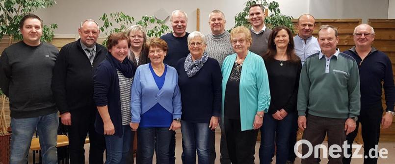 Eine langjährige harmonische Gemeinschaft ehrt seine Mitglieder: Dominik Wenisch, Pfarrer Alfons Forster, Rita Hößler, Gabi Preißer, Anneliese Kick, Josef Frimberger, Helga Griebel, Peter Hoffmann, Gertrud Feiner, Vorsitzender Andreas Hammer, Veronika Ries, Josef Kellner, Peter Schulze, Dietmar Wagner. Bild: R. Kreuzer