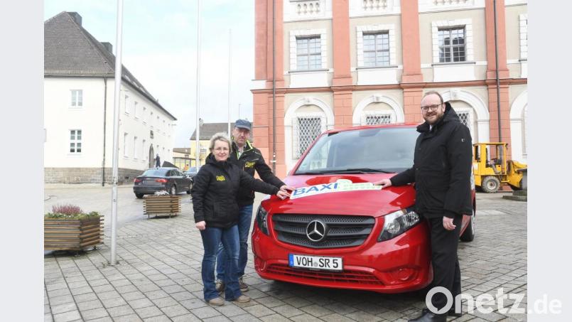 Landrat Andreas Meier unternimmt mit dem Taxi-Unternehmer Stauber aus Vohenstrauß die erste Baxi-Tour. Bild: Gabi Schönberger