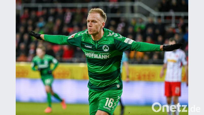Havard Nielsen schockte den SSV Jahn mit seinem Treffer zum 2:0 für die SpVgg Greuther Fürth. Das Zwischenresultat nach 15 Minuten war zugleich der Endstand im nordbayerischen Zweitliga-Derby. Bild: Armin Weigel