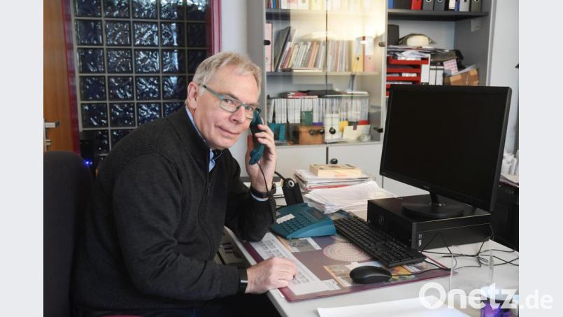 Ein offenes Ohr für die Probleme der Mitmenschen ist Grundvoraussetzung in der Telefonseelsorge, betont Leiter Friedrich Dechant. &quot;Unsere Mitarbeiter müssen zuhören können.&quot; Bild: Gabi Schönberger