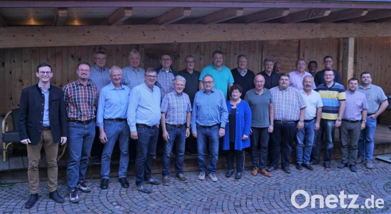 Die CSU-Kreistagsfraktion stellt die Weichen ihrer künftigen Kreispolitik auf der Fraktionsklausurtagung. Die Fraktionsvorstandschaft bestehend aus Fraktionssprecher Stefan Braun (zweite Reihe, Fünfter von links), stellvertretende Fraktionssprecherin Brigitte Trummer (erste Reihe, Siebte von links), stellvertretender Fraktionssprecher Günter Koller (erste Reihe, Zweiter von rechts), Schatzmeister Hans Kummert (erste Reihe, Sechster von links), Pressesprecher Michael Mertel (erste Reihe, links) und Schriftführer Dieter Dehling (erste Reihe, Fünfter von rechts) mit Landrat Richard Reisinger (Zweite Reihe, Sechster von links). Bild: exb