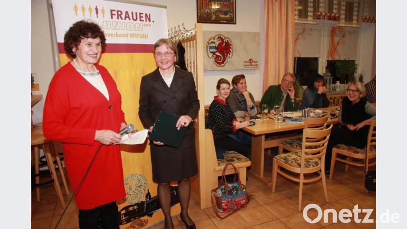 Elsa Bächer und Rita Korb (von links) kandidieren für den Gemeinderat. Beim Frauentalk der FU stellten sie sich persönlich vor. Bild: wro