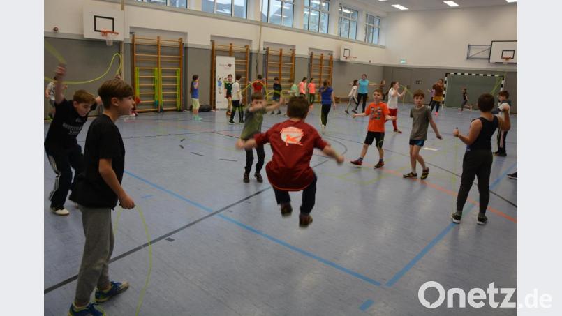 In der Konnersreuther Schulturnhalle durften die Kinder verschiedene Seilsprungvarianten ausprobieren. Bild: jr