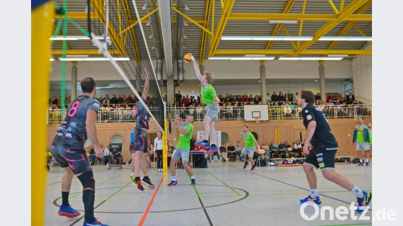 Zielsicher den Ball übers Netz schlagen - wie hier Severin Groha - und punkten, denn kommt der VC Amberg wieder in die Spur. Bild: ref