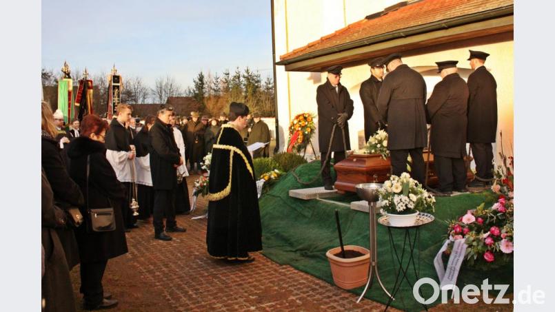 Viele Wegbegleiter verabschieden sich am offenen Grab von Paul Wutz. Bild: R. Kreuzer