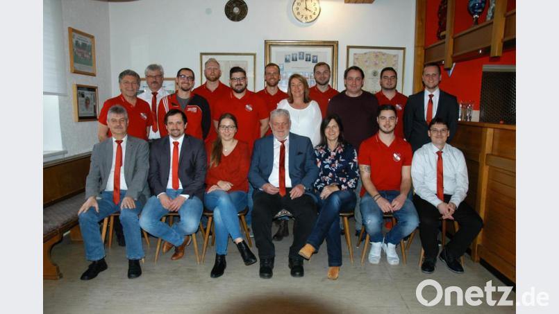 Der FC Dießfurt ehrt in der Jahreshauptversammlung treue Mitglieder. Im Bild sind (sitzend, von links) Ehrenamtsbeauftragter Stefan Kallmeier, Werner Götz, Gerhard Seuberth, Vorsitzender Norbert Flessa und zweiter Vorsitzender Tobias Hösl sowie (stehend, von links) Philipp Lorenz, Marco Eckert, Wolfgang Hofmann und Roland Sollfrank. Bild: fs