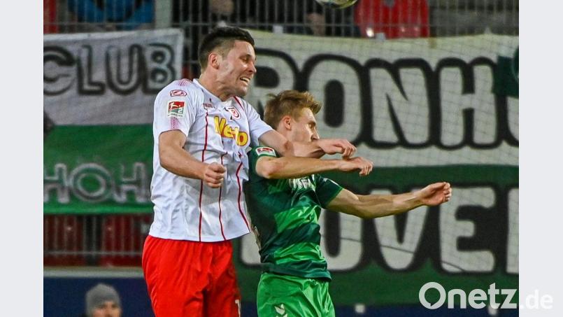 Andreas Albers von Regensburg (l.) und Maximilian Sauer von Fürth beim Kopfballduell. Bild: Armin Weigel/dpa