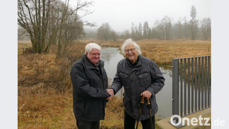Der Naturschützer Dr. Klaus Arbter (rechts) und der Wasserwirtschafter Manfred Riebl geben sich in der Waldnaabaue bei Gumpen die Hand. Vor 40 Jahren gab es um einen hier geplanten Stausee heftige Auseinandersetzungen. Bild: Norbert Grüner