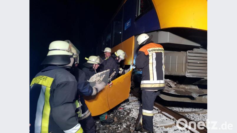 Die Feuerwehren bauten Teile der beschädigten Zugverkleidung ab. Bild: Feuerwehr Wiesau/exb