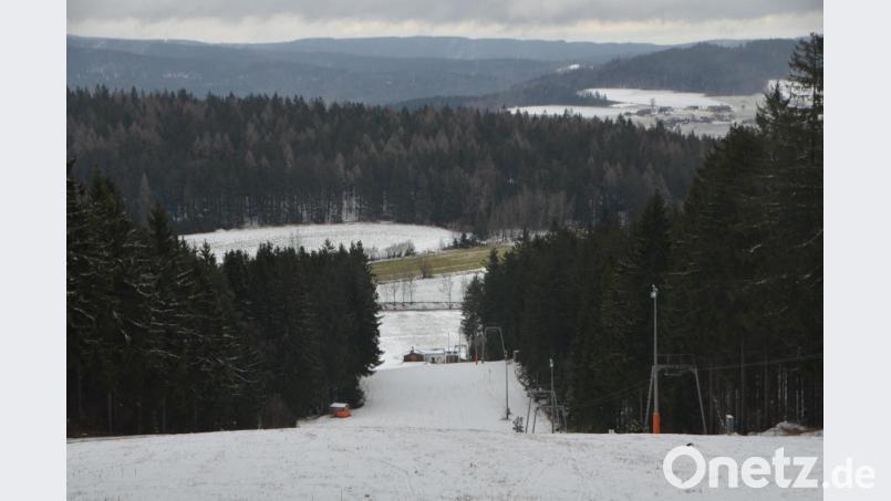 Der Blick vom Fahrenberg über den Skilift macht die schlechte Ausgangslage für Skisportler deutlich. Bild: dob