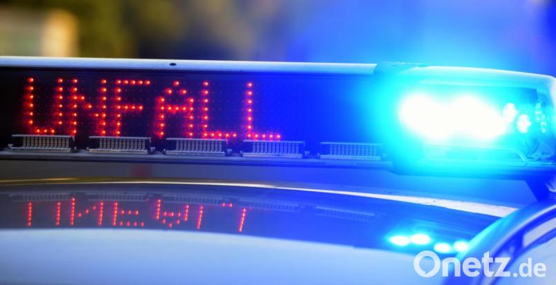 Bei Regenstauf ist am Donnerstagnachmittag ein Krankenwagen mit einem Pkw zusammengestoßen. Bild: Stefan Puchner/dpa
