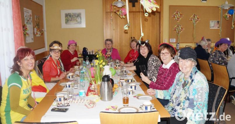 Beim „Faschingskränzchen“ des Frauenkreises amüsierten sich die Damen bei Tanz, Polonaise und Schunkelrunden. Bild: weu