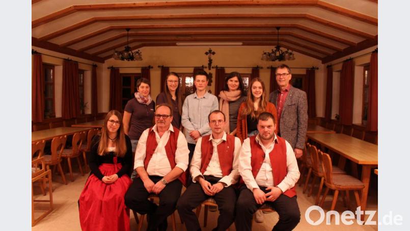 Die neue Führungsmannschaft der Blaskapelle Großkonreuth (hinten von links): Kassenprüferin Helga Bäuml, Dirigentin Theresa Bäuml, Jugendsprecher Jakob Czepa, Zweite Schriftführerin Regina Kraus, Jugendsprecherin Katharina Häring und Zweiter Kassier Franz Häring sowie Schriftführerin Marina Richtmann, Zweiter Vorsitzender Robert Franz, Vorsitzender und Dirigent Markus Werner und Beisitzer Andreas Bauer (vorne von links). Bild: mri