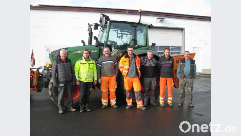 Bürgermeister Günter Kopp ist froh über die Unterstützung durch Michael Bockisch (von links), die das Bauhofteam beim Winterdienst erhält. Bild: exb