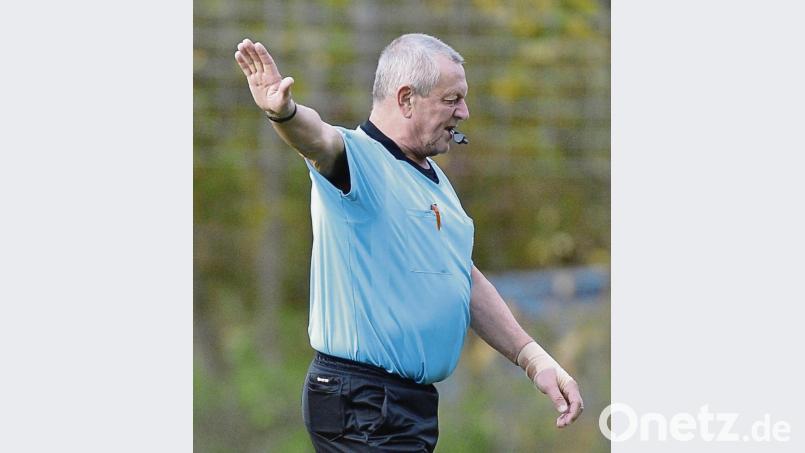 Willi Hirsch ist noch selbst aktiv als Referee auf den Plätzen unterwegs. Der Schiedsrichter-Obmann ruft aber jetzt zum Neulingslehrgang auf, da dringend Nachwuchs benötigt wird. Bild: hzi