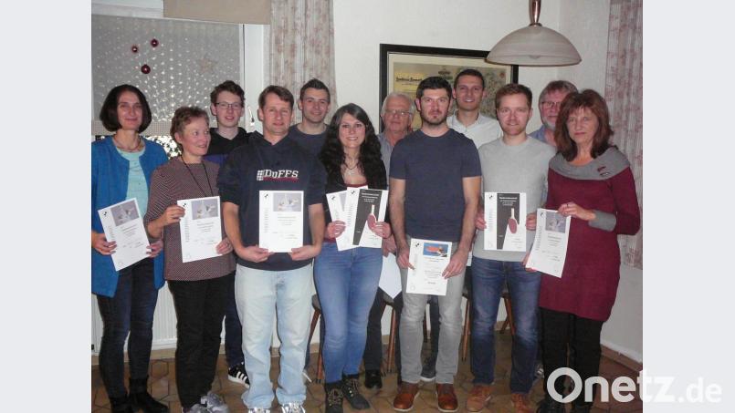 Viele hochklassige Spiele gab es wieder bei den Tischtennis Stadtmeisterschaften des SVSW Kemnath. Wie im Vorjahr siegte Florian Spies (Dritter von rechts) gefolgt von „Gastspieler“ Sebastian Boemmel (Fünfter von links) und Andreas Schindler (Vierter von rechts). Bei den Damen belegten Jenny Schlicht (Mitte) und Petra Weber (rechts) die Plätze zwei und drei. Bild: sp