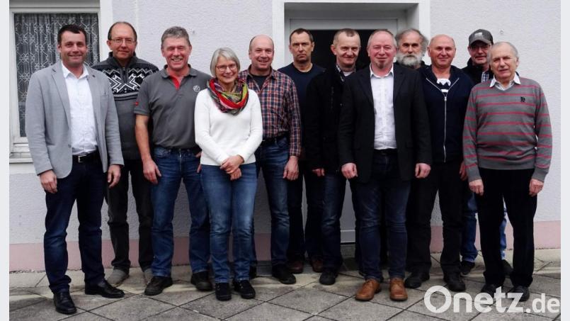Der neue Vorstand des Geflügelzuchtvereins Schnaittenbach-Hirschau (von links): Bürgermeister Uwe Bergmann, Helmut Herrmann, Roland Lindner, Marion Lindner, Peter Heindl, Wolfgang Freitag, Zweiter Vorsitzender Anton Luber, Vorsitzender Gerhard Heindl, Richard Schwärzer, Hans Heindl, Sigi Söllner und Elmar Kral. Bild: u