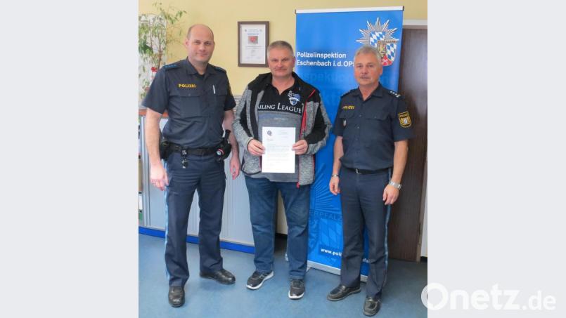 Weil Robert Tafelmeier (Mitte) "echten Bürgersinn" bewiesen hat, überreichen ihn Polizeihauptmeister Christoph Wenzl (links) und erster Polizeihauptkommissar Werner Stopfer ein Dankschreiben des Polizeipräsidenten. Bild: Polizeiinspektion Eschenbach