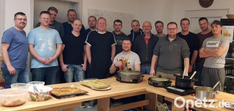 Beim Männerkochkurs in der Dorfhalle Altzirkendorf stehen sowohl Rezepte als auch das Kochhandwerk im Mittelpunkt. Die Teilnehmer zaubern ein tolles Menü, das zum krönenden Abschluss auch komplett aufgegessen wird. Bild: lep