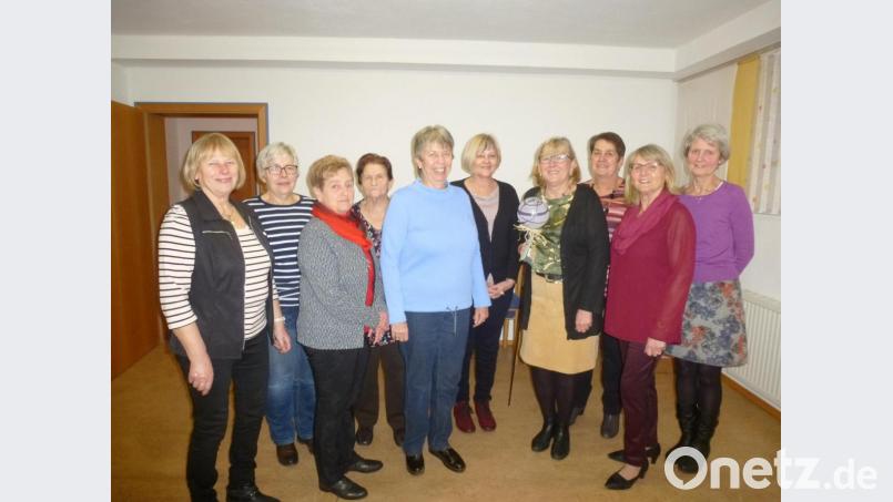 Christa Heidrich, Annerose Harrer, Monika Mühlbach, Irmgard Kummer (vorne von links) bilden auch in den nächsten zwei Jahren das Führungsteam. Dahinter die Beisitzer Anita Braun, Brunhilde Witzl, Annedore Kick, Emma Kummer und Elisabeth Behncke. Elfriede Luber (Zweite hinten von links) wird nach 26-jähriger Mitarbeit verabschiedet. Bild: bk